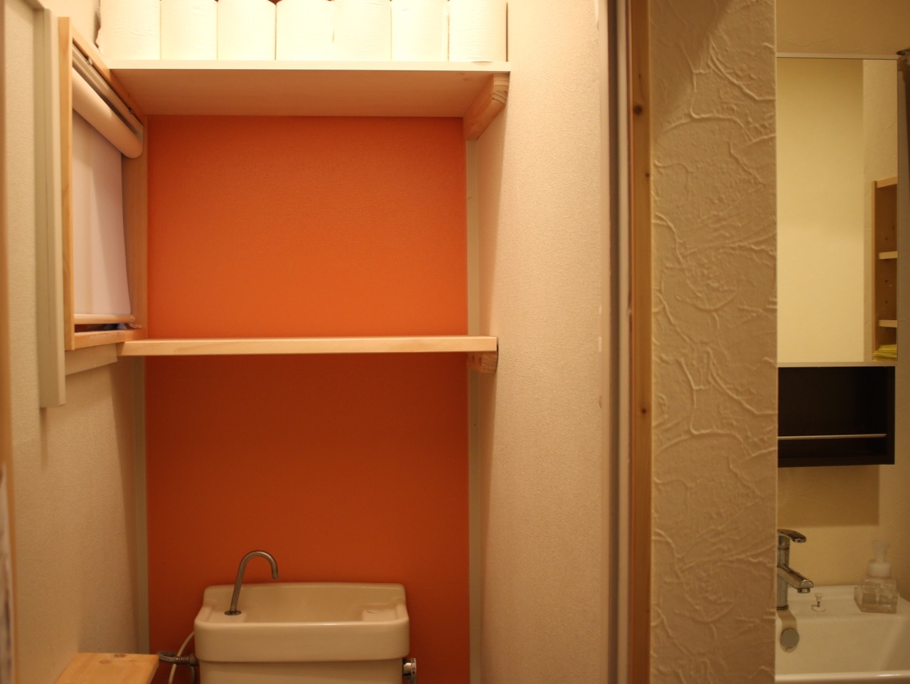 トイレに、荷物置き用の棚を設置しました Café むすび