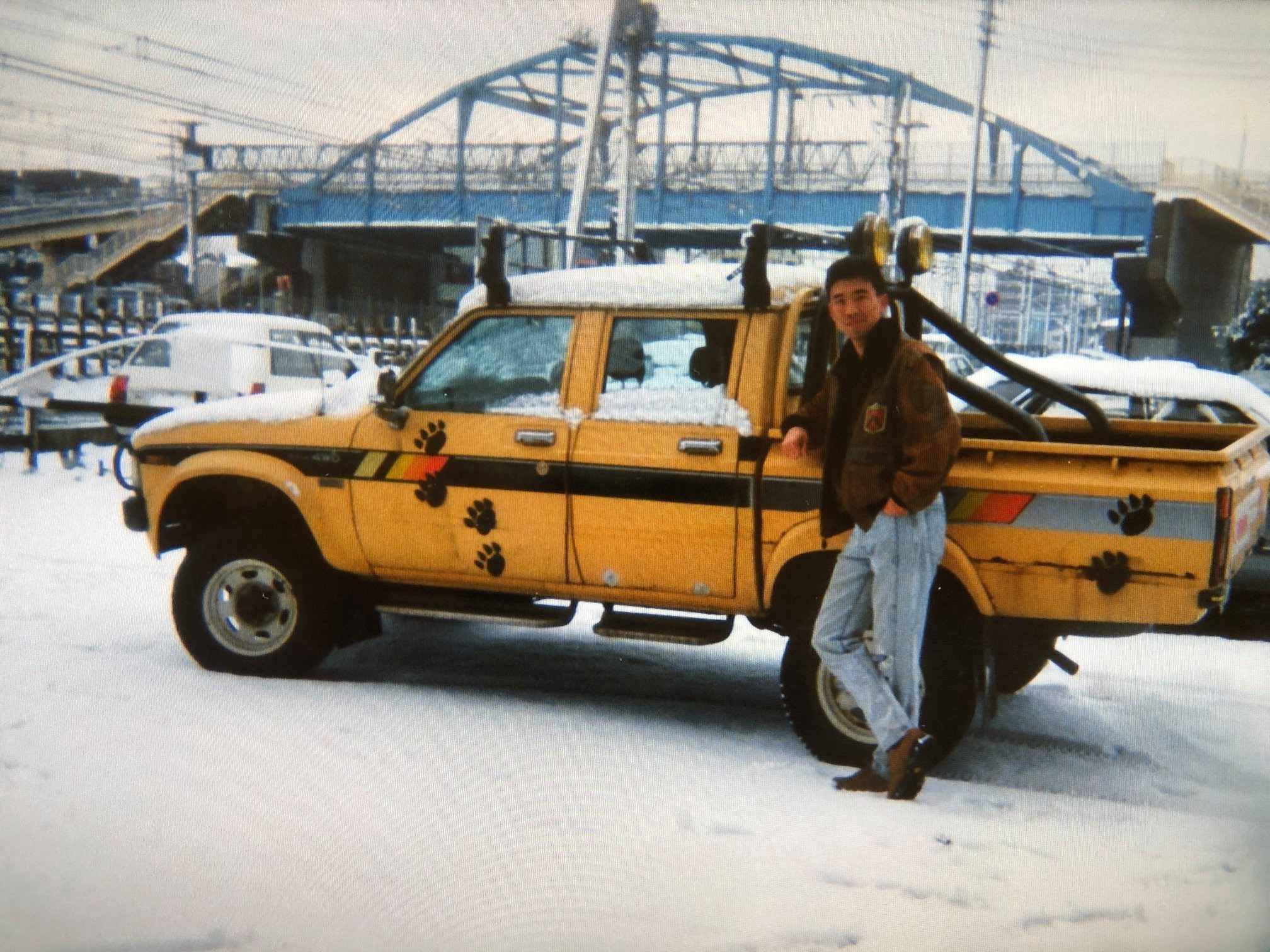 車にペンキでにくきゅうマーク Cafe むすび